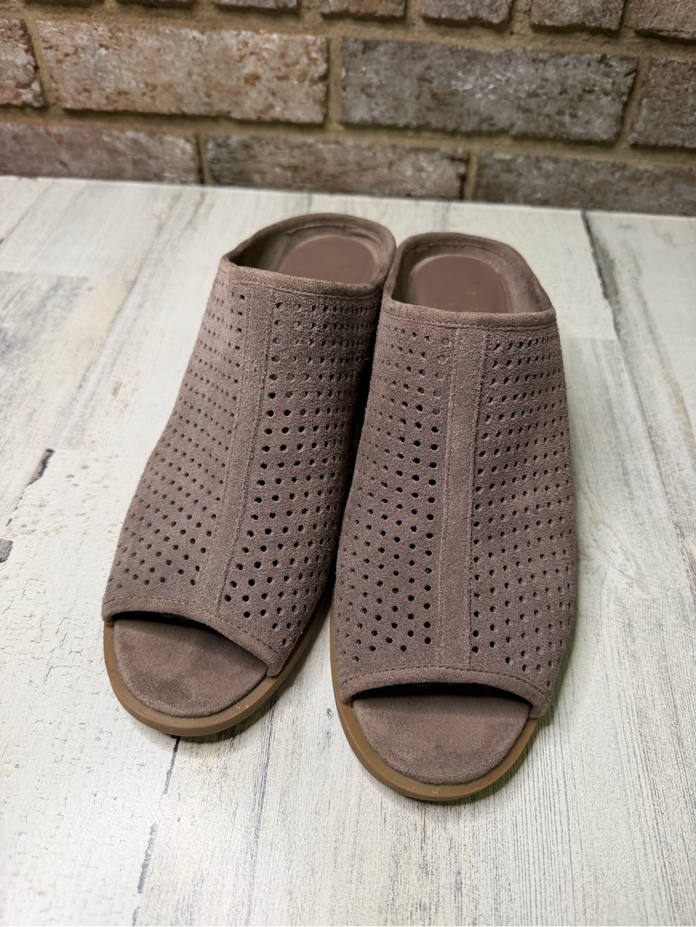 Koolaburra by UGG Women’s 10 Taupe Suede Perforated Mule Sandals